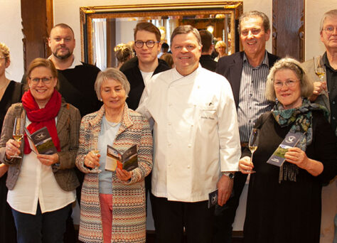 Gruppenfoto der Köch:innen und Winzer:innen · Foto: Rico Rossival