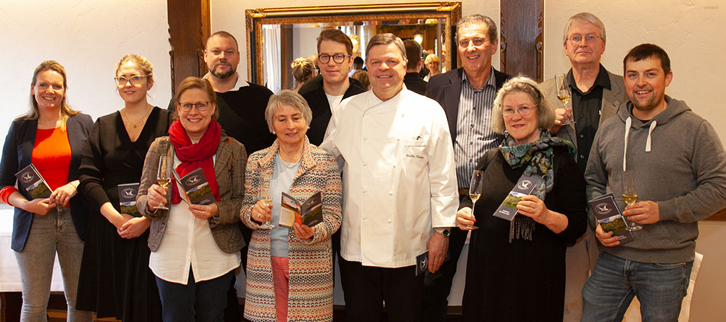 Gruppenfoto der Köch:innen und Winzer:innen · Foto: Rico Rossival